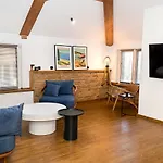Stylish Maisonette By The Sea Garden - Modern Comfort In The Heart Of By Flat Mаnager Apartman *